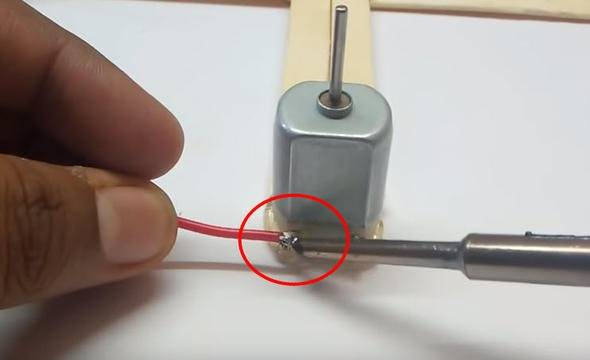 İngiliz öğrenci dondurma çubuğundan drone yaptı