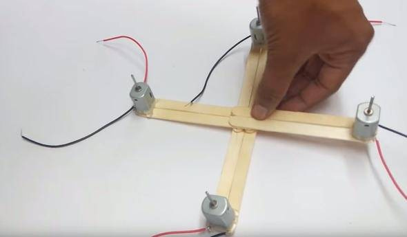 İngiliz öğrenci dondurma çubuğundan drone yaptı