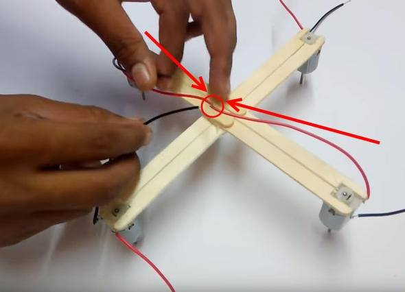İngiliz öğrenci dondurma çubuğundan drone yaptı