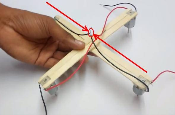 İngiliz öğrenci dondurma çubuğundan drone yaptı