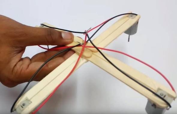 İngiliz öğrenci dondurma çubuğundan drone yaptı