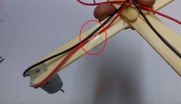 İngiliz öğrenci dondurma çubuğundan drone yaptı