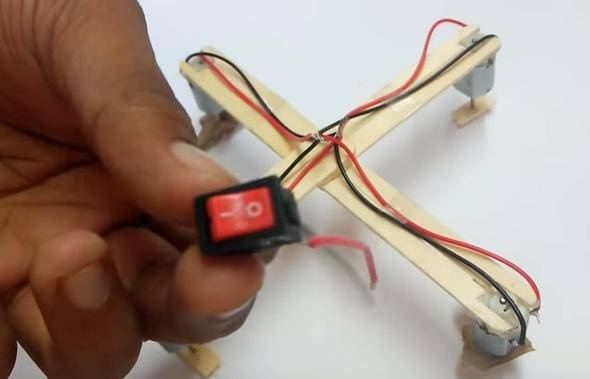 İngiliz öğrenci dondurma çubuğundan drone yaptı