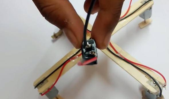 İngiliz öğrenci dondurma çubuğundan drone yaptı