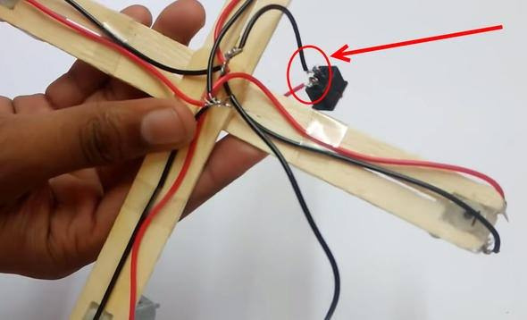 İngiliz öğrenci dondurma çubuğundan drone yaptı