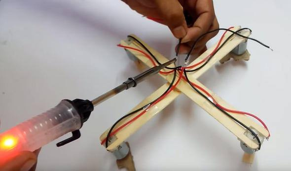 İngiliz öğrenci dondurma çubuğundan drone yaptı