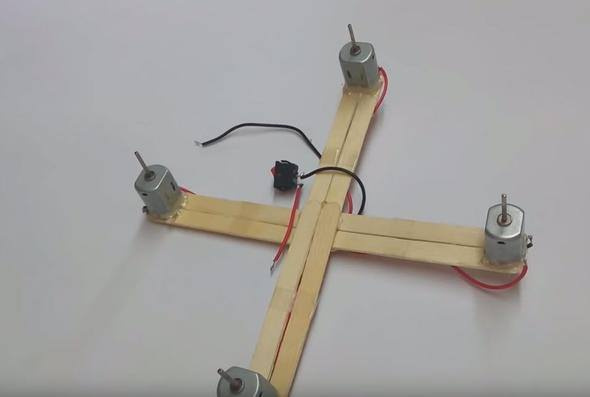 İngiliz öğrenci dondurma çubuğundan drone yaptı