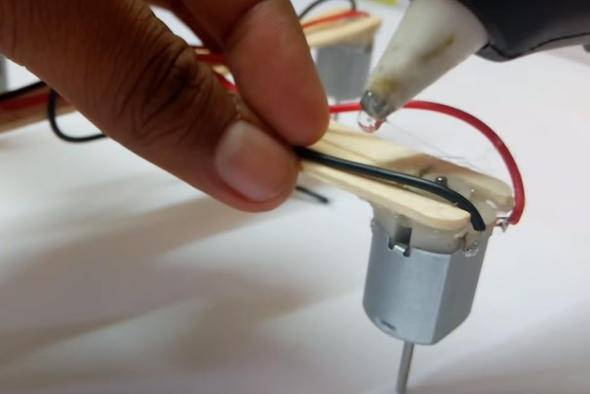 İngiliz öğrenci dondurma çubuğundan drone yaptı