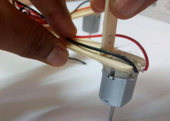 İngiliz öğrenci dondurma çubuğundan drone yaptı