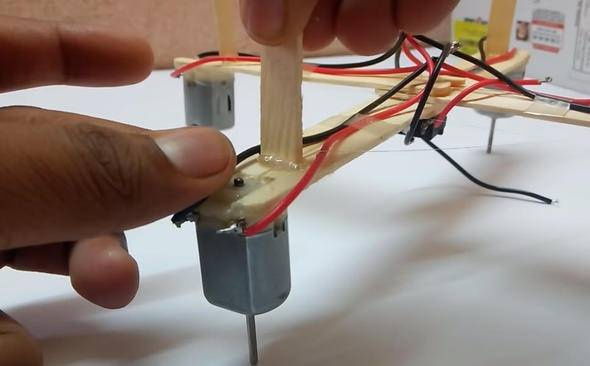 İngiliz öğrenci dondurma çubuğundan drone yaptı