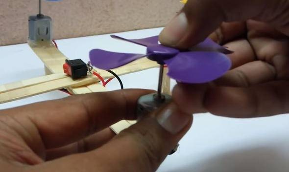 İngiliz öğrenci dondurma çubuğundan drone yaptı