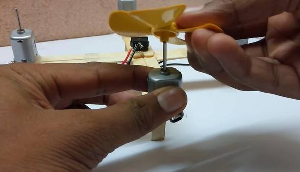 İngiliz öğrenci dondurma çubuğundan drone yaptı