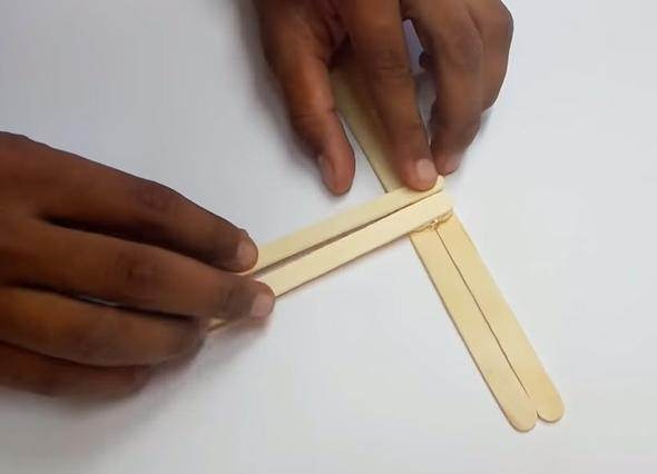 İngiliz öğrenci dondurma çubuğundan drone yaptı