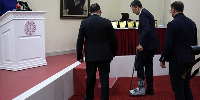 Bakan Selçuk'un Ayak Tarak Kemiği Kırıldı