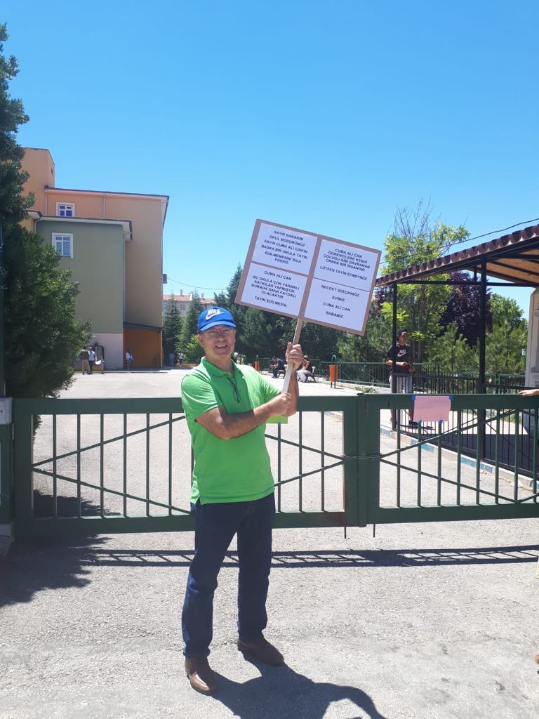 GÖREV YERİ DEĞİŞEN OKUL MÜDÜRÜ ÖĞRENCİLERİ VE VELİLERİ MEB’E KARŞI KIŞKIRTIYOR