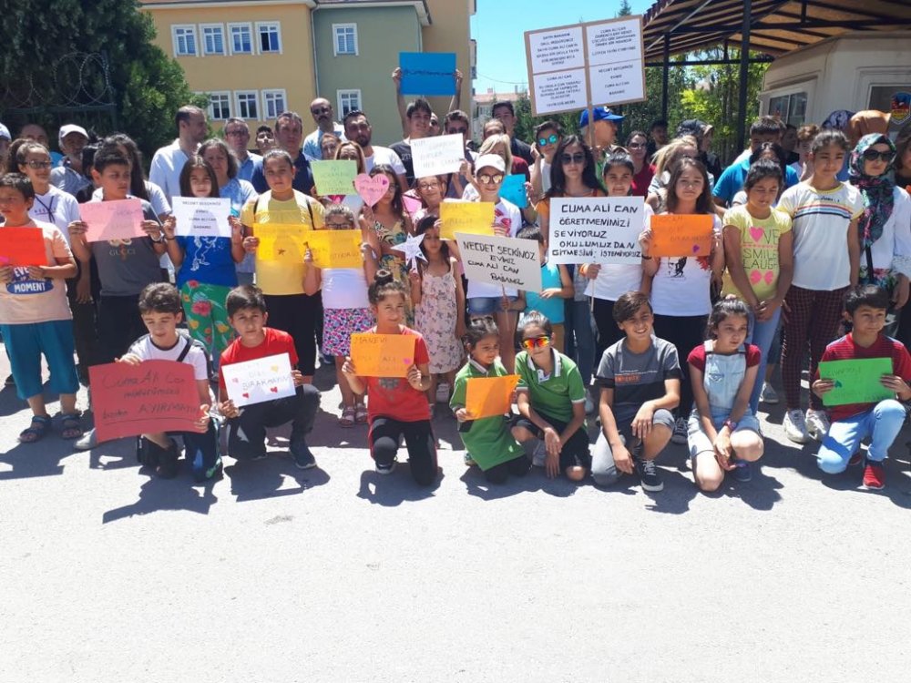 GÖREV YERİ DEĞİŞEN OKUL MÜDÜRÜ ÖĞRENCİLERİ VE VELİLERİ MEB’E KARŞI KIŞKIRTIYOR