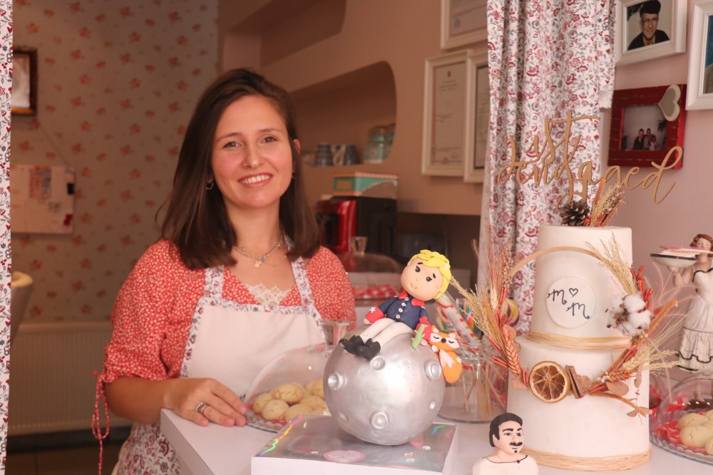 Atanamayan öğretmen, mesleğini pastalarına yansıtıyor