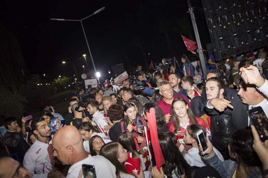 İzmir İl Milli Eğitim Ailesinden Dünya Şampiyonu Öğretmene Muhteşem Karşılama