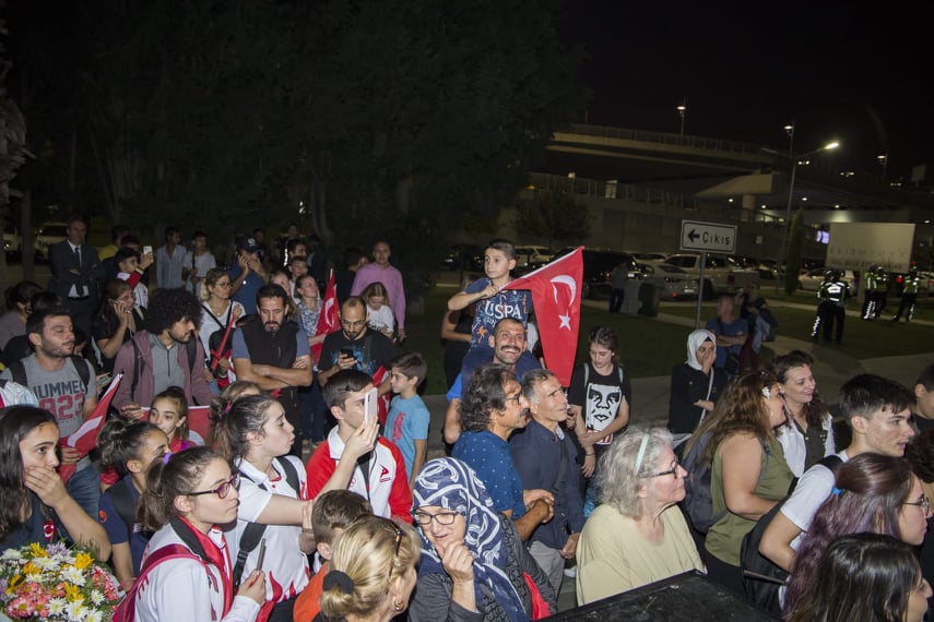 İzmir İl Milli Eğitim Ailesinden Dünya Şampiyonu Öğretmene Muhteşem Karşılama