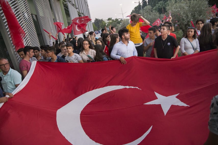İzmir İl Milli Eğitim Ailesinden Dünya Şampiyonu Öğretmene Muhteşem Karşılama