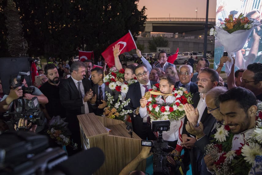 İzmir İl Milli Eğitim Ailesinden Dünya Şampiyonu Öğretmene Muhteşem Karşılama