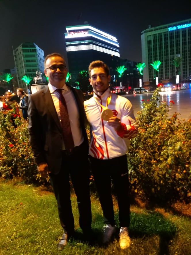 İzmir İl Milli Eğitim Ailesinden Dünya Şampiyonu Öğretmene Muhteşem Karşılama