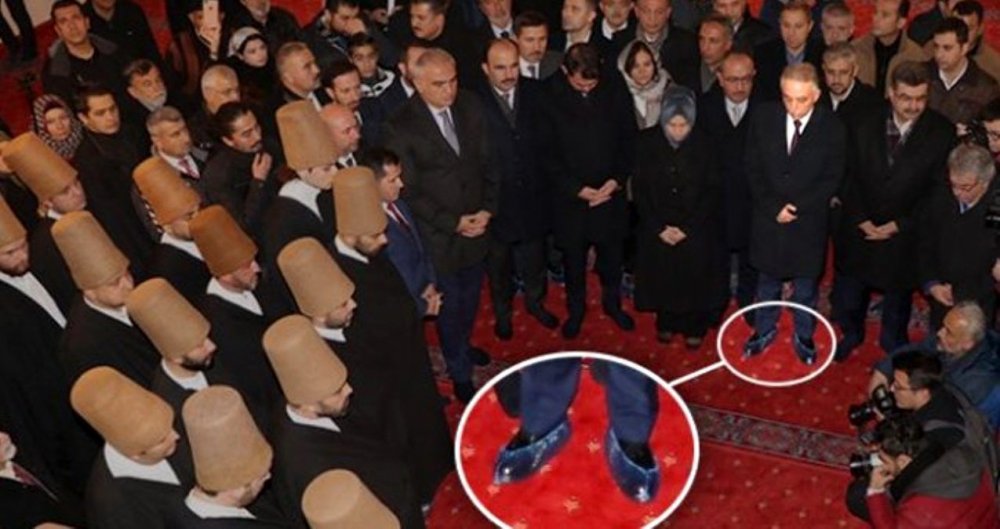 Konya Valisi, türbeye ayakkabıyla girdi