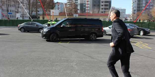 Bakan Ziya Selçuk onları görünce birden koşmaya başladı