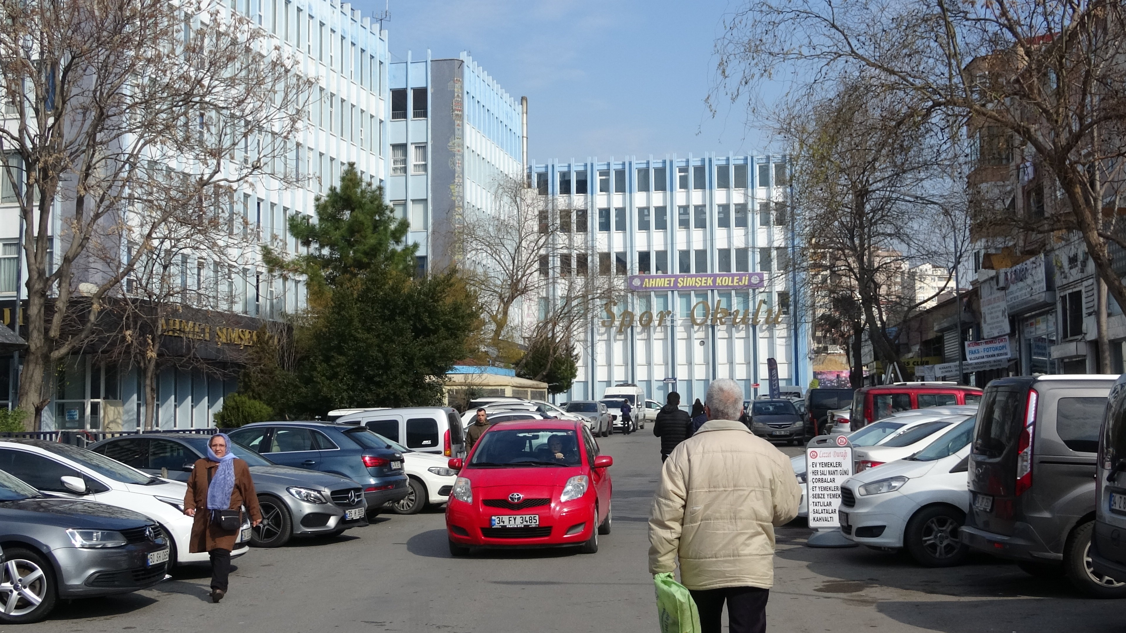 Maaşlarını alamayan öğretmenler istifa etti, veliler eylem yaptı