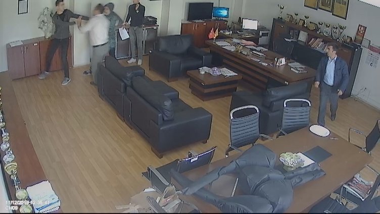 Kızgın Veli Öğrenciyi Okul Müdürünün Odasında Dövdü