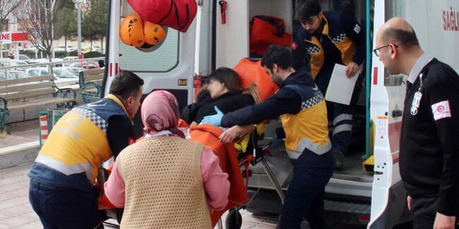 Liseli genç kız kendini bıçakladı