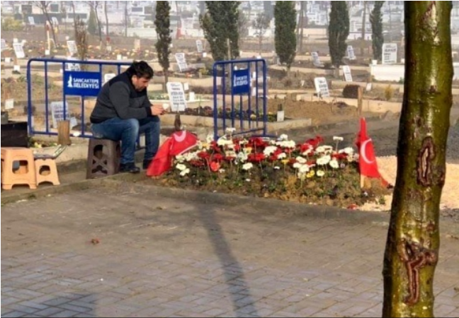 ŞEHİDİN BABASI MEZARIN BAŞINDAN AYRILMIYOR
