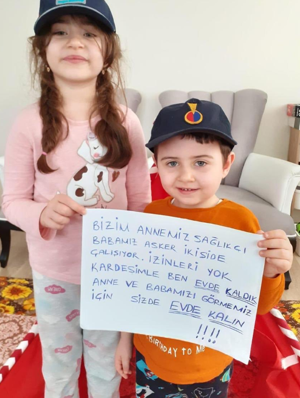 Ailesini evde bekleyen çocuklardan 'evde kalın' çağrısı