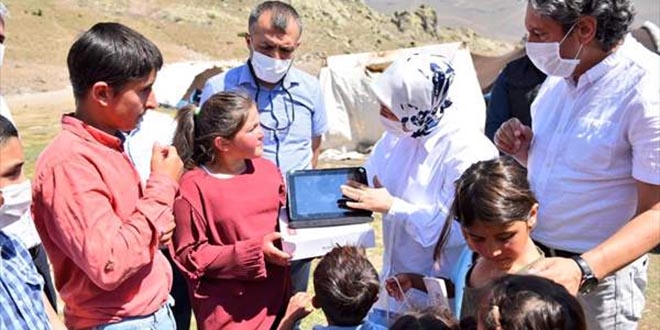 Bakan Ziya Selçuk yayladaki öğrencilere tablet bilgisayar hediye etti
