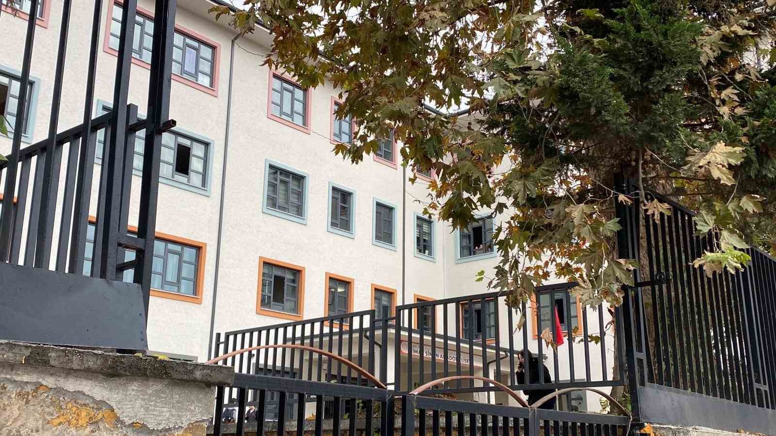 Okul Penceresinden Düşen Öğrenci Ağır Yaralandı